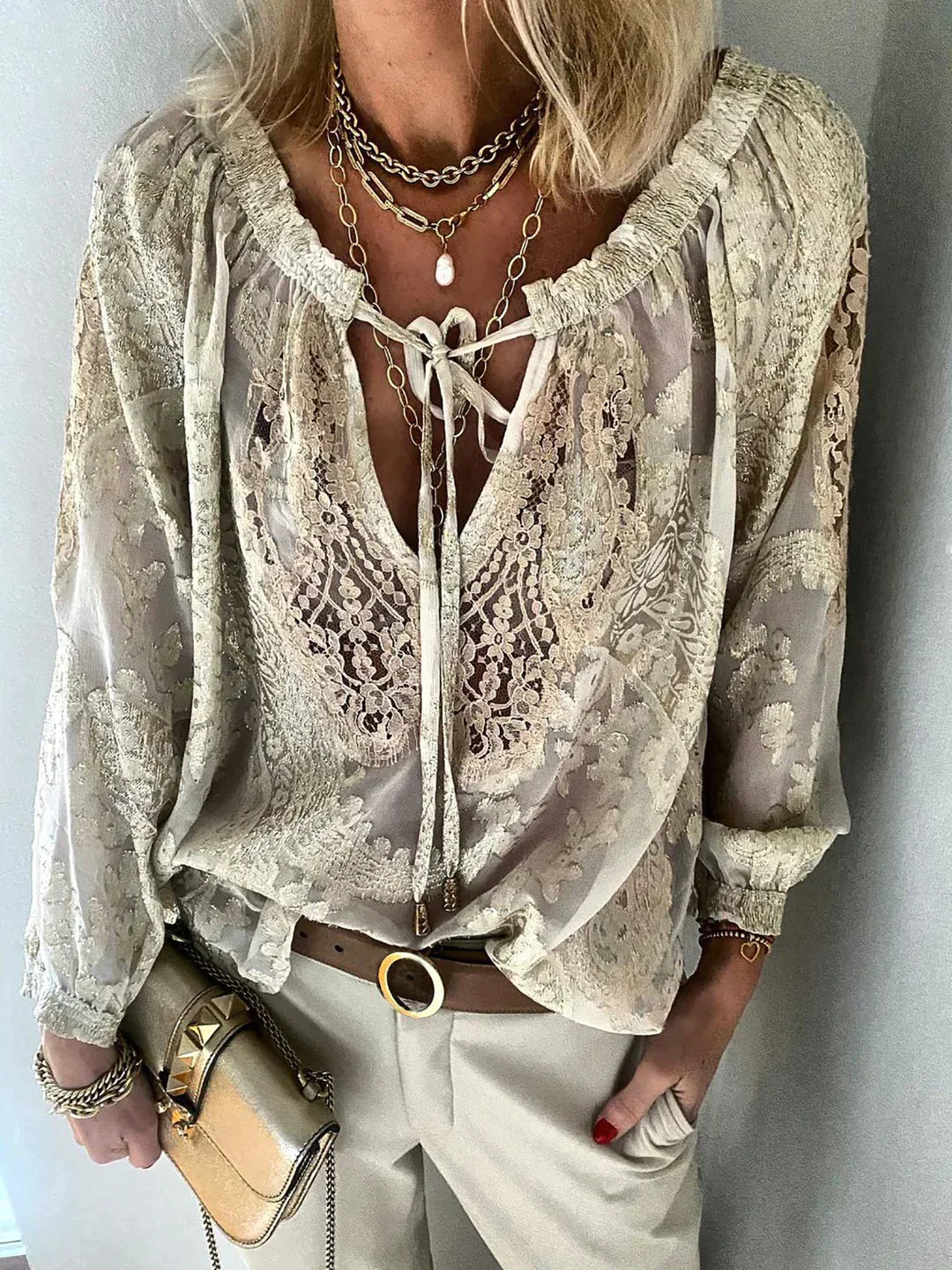 Elegant damebluse med spisse detaljer i stoffet. Perfekt som hverdags- eller kontorbluse for våren.