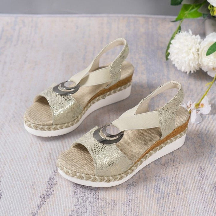 Komfortable kvinners wedge sandaler med peep toe design, ideell for sommerdager og ferie.