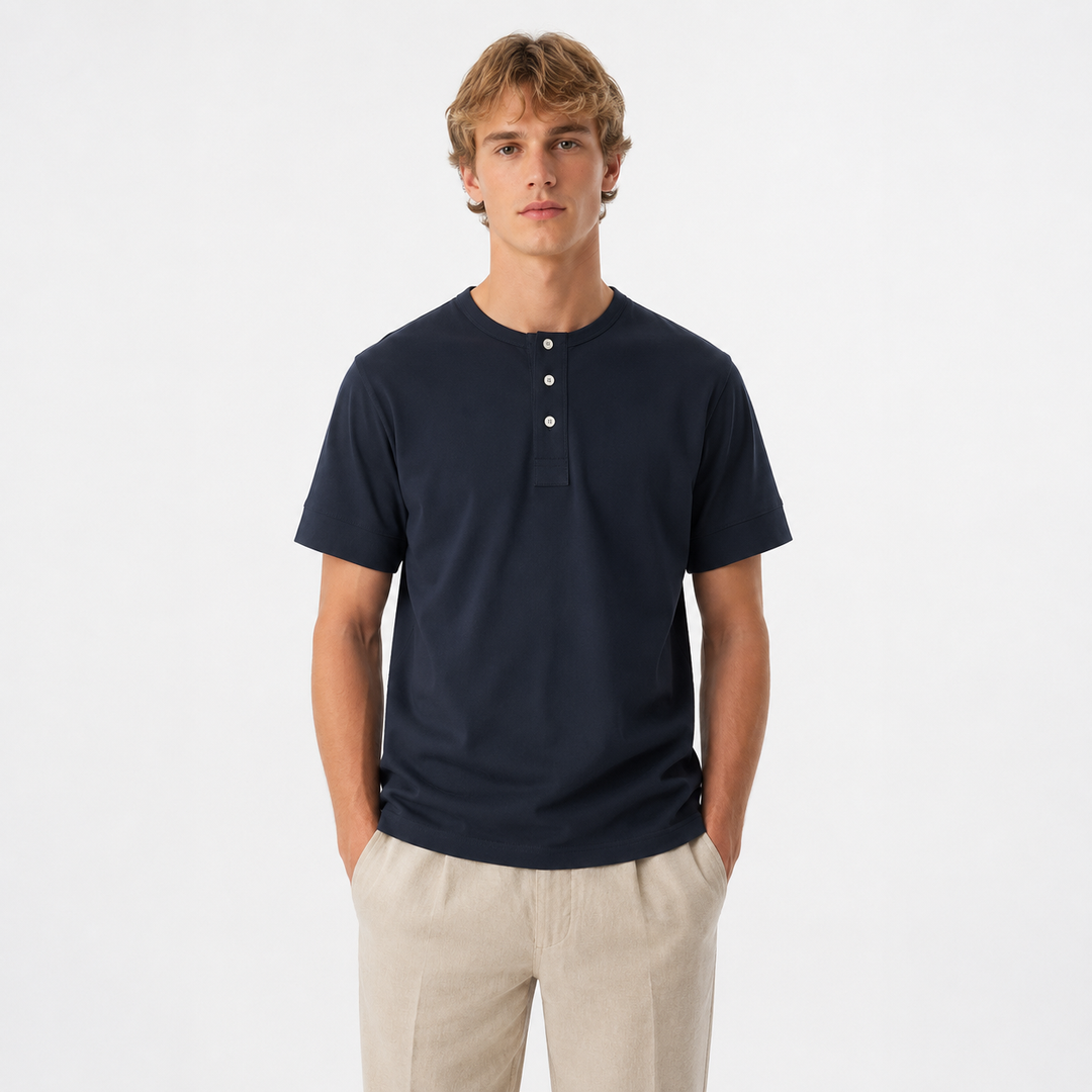 Helkroppsbilde av herre i vintage retro Henley t-skjorte. Vasket bomull, casual mote, for menn.