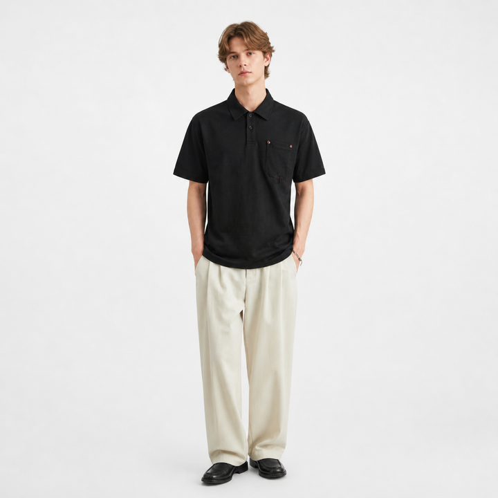 Grå herre polo t-skjorte med lomme. Komfortabel casual sommerstil med knapper for menn.