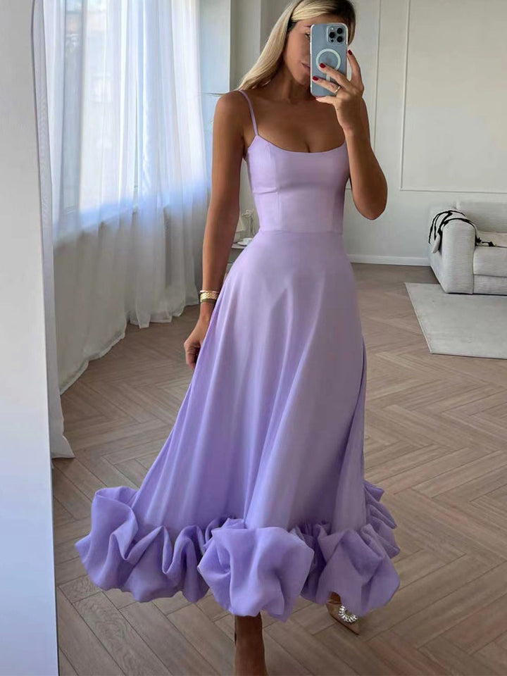 Stilig bustier midikjole i vintage design med intrikate blomster. Perfekt stroppeløs sommerkjole for damer.