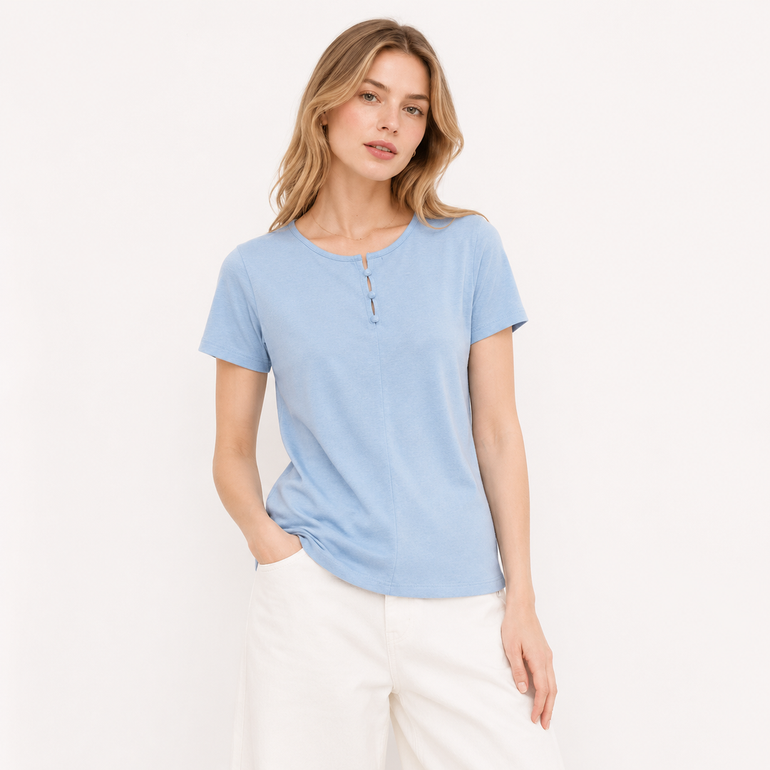 Feminin dame t-skjorte med elegant cut-out og skinnende perleknapper, perfekt for varme sommerdager.