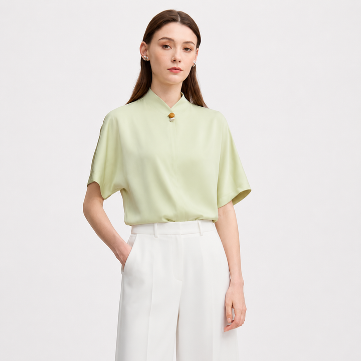 Stilren damebluse med ståkrage i beige. Komfortabel løs sommertopp for et elegant uttrykk på kontoret.