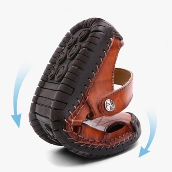 Ergonomiske herresandaler som lindrer fotplager, med buestøtte og demping.