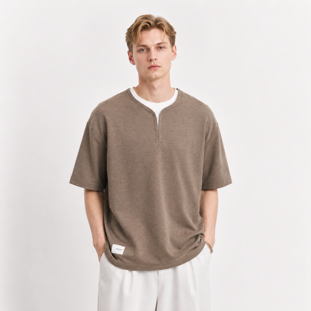 Kaffebrun herre t-skjorte med kul lag-på-lag effekt. Kortermet, casual stil som passer til sommer og byliv.