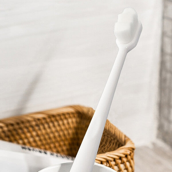 Effektiv nano-tannbørste for dyp rens og antibakteriell beskyttelse for oral helse.