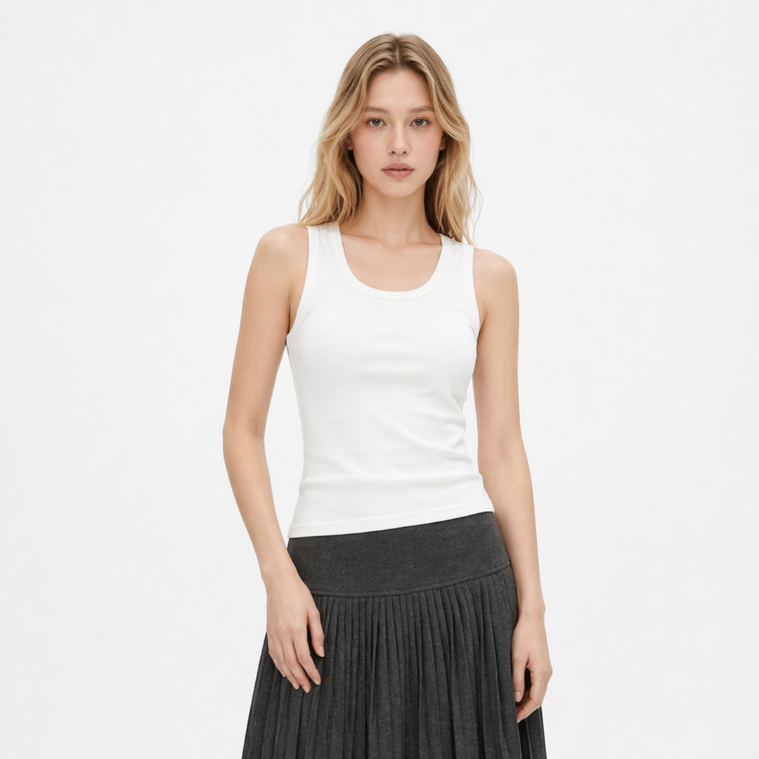 Ermeløs dametopp i bomull, slim fit design, ideell som basic hverdags- og treningstopp.