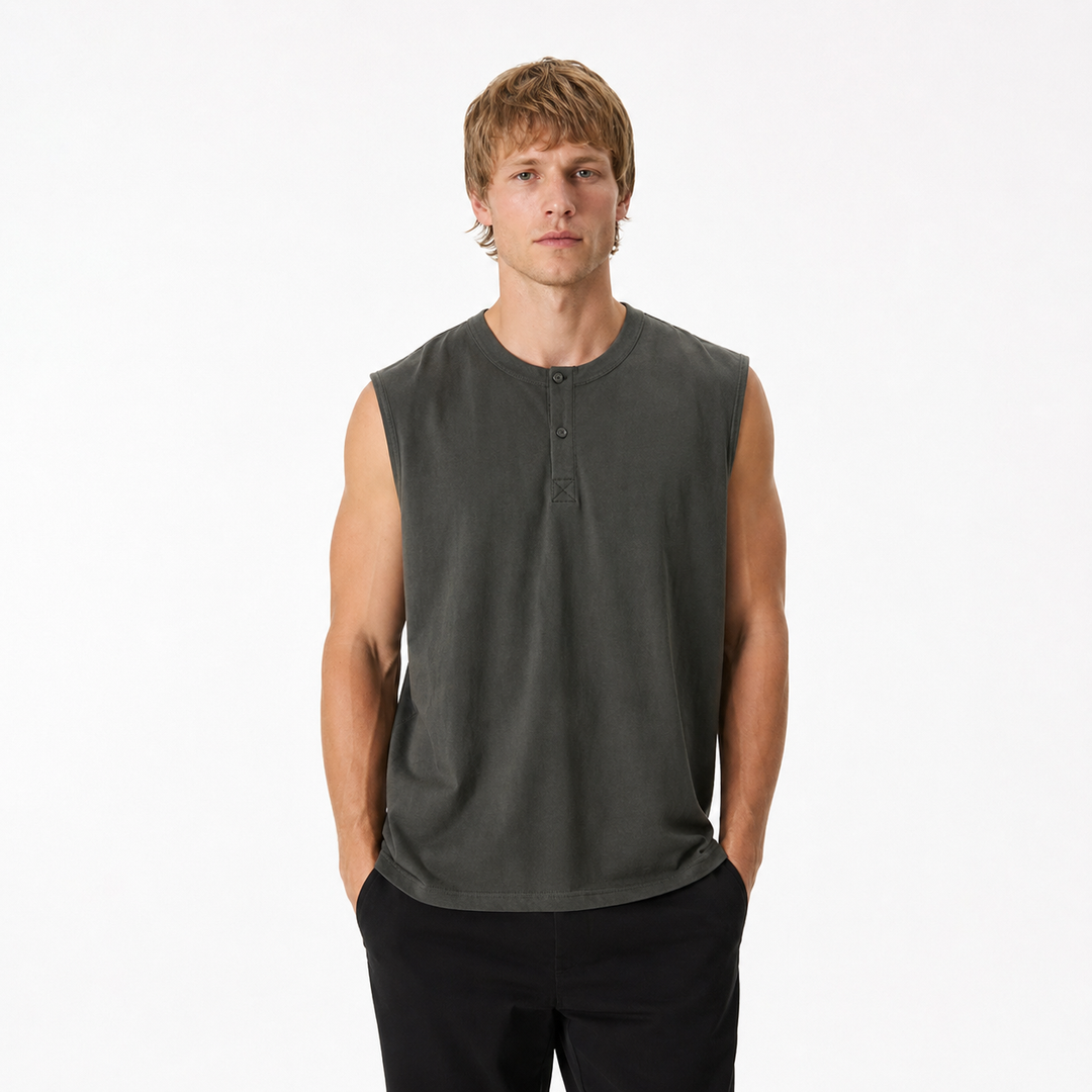 Herre ermeløs Henley singlet i 100% bomull, oversized passform. Komfortabel fritidsklær for sommeren.