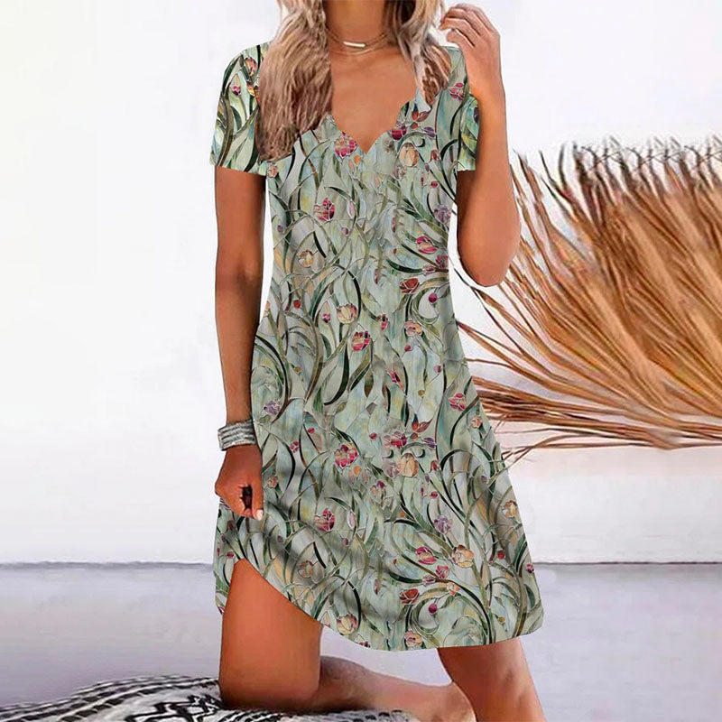 Romantisk V-hals kjole for kvinner med elegant blomstertrykk. Perfekt sommerkjole i midi lengde for fest og anledning.