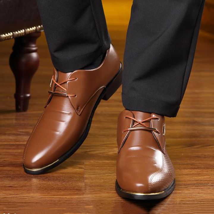 Elegante sorte snøresko i skinn for menn, designet for optimal komfort hele dagen.