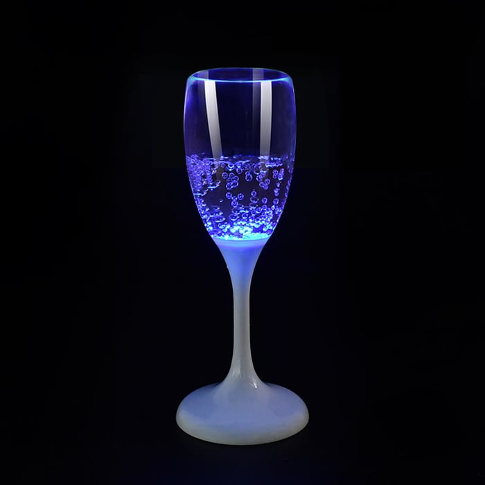 Flere lysende champagneglass, klare for å skape en magisk atmosfære til enhver feiring.