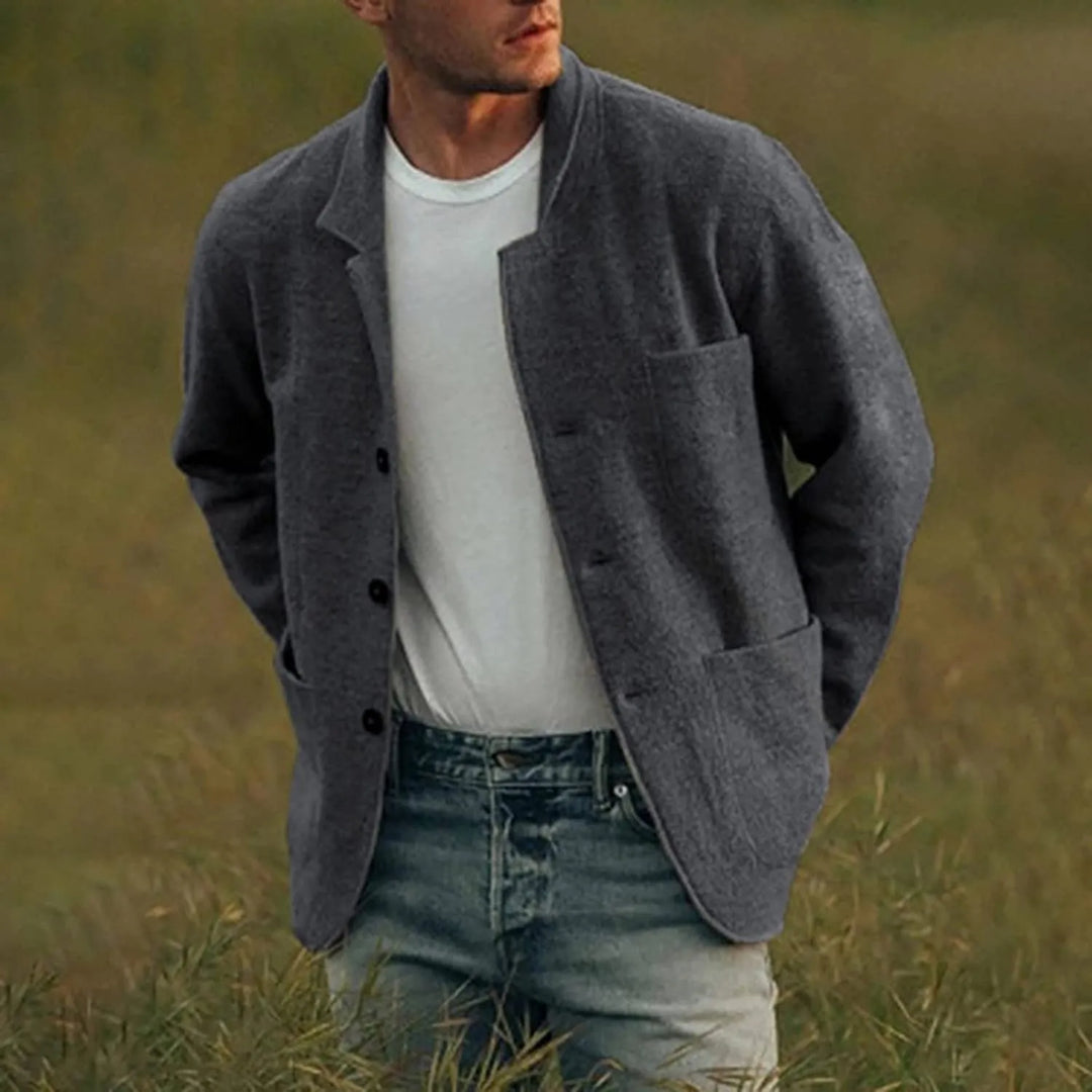 Mann iført stilfull ensfarget casual herreblazer, ideell for kontor, fest og hverdagsbruk.