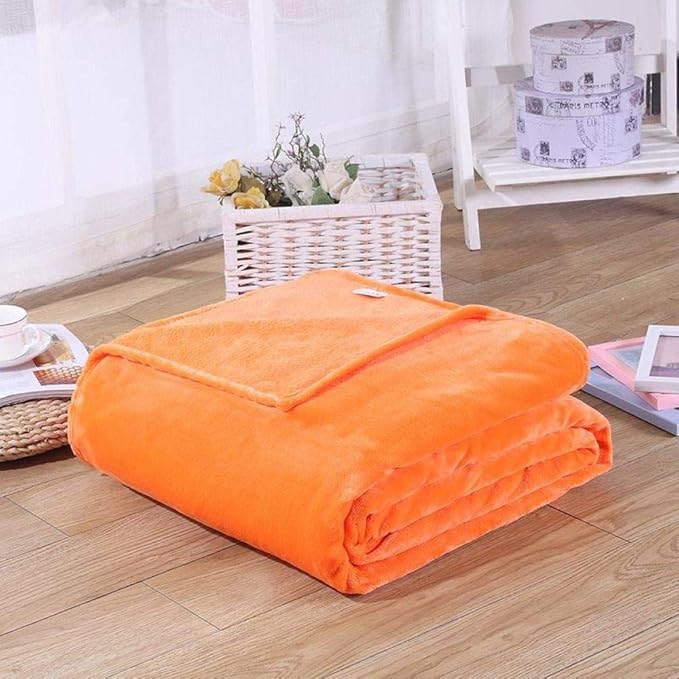 Dekorativt fleeceteppe, komfortabelt og supermykt for sofaen.