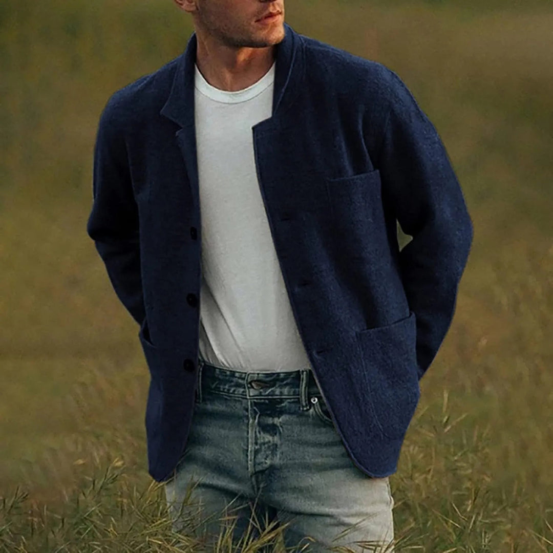 Komfortabel ensfarget herreblazer, perfekt for en stilfull look på jobb og fritid for menn.