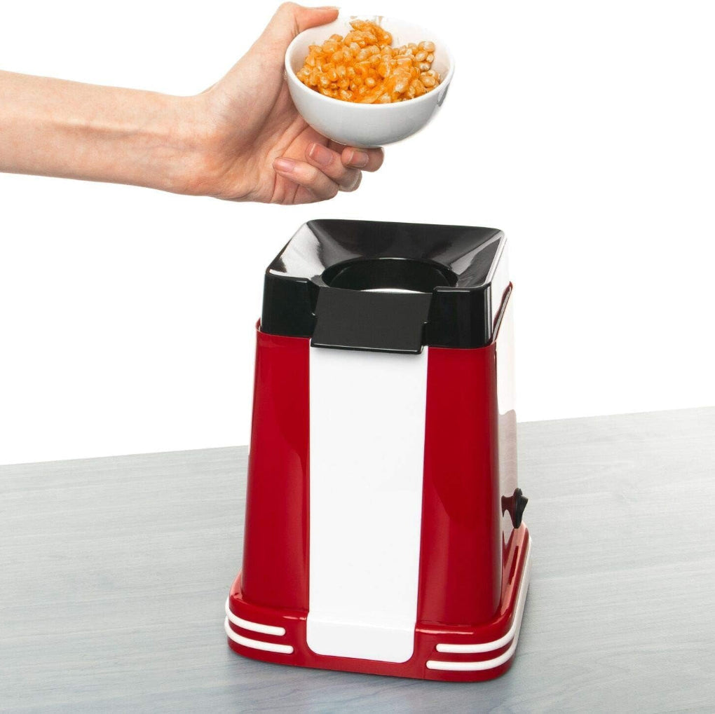 Rød retro popcornmaskin som et blikkfang på kjøkkenet. Perfekt for filmkveld-snacks og festligheter.