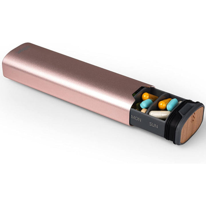 Holdbar pilleboks for 7 dager i aluminium og tre, trygg oppbevaring av medisin og vitaminer.