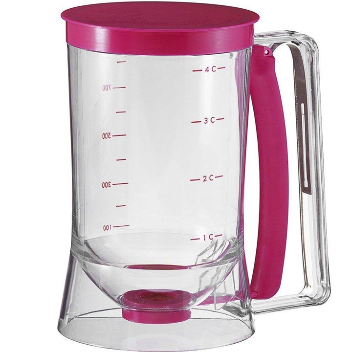 Fylling av muffinsformer med deig fra Perfekt Cupcakesdispenser. Raskt og sølfritt baketilbehør.