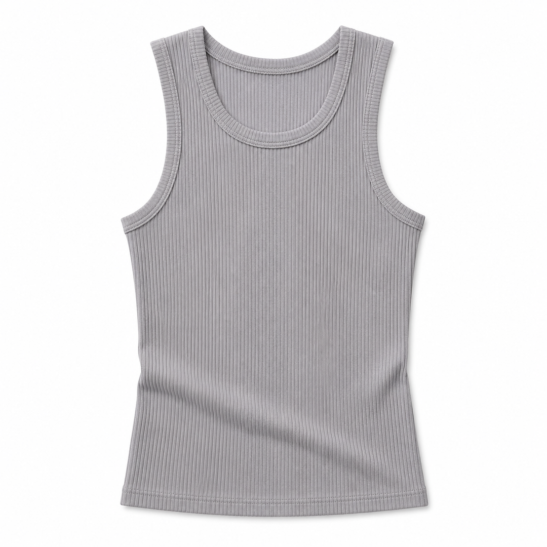 Herre muscle fit tanktop i hvit. Figurnær ermeløs treningstopp, ideell for sommer, gymtøy og fritid. Stilren.