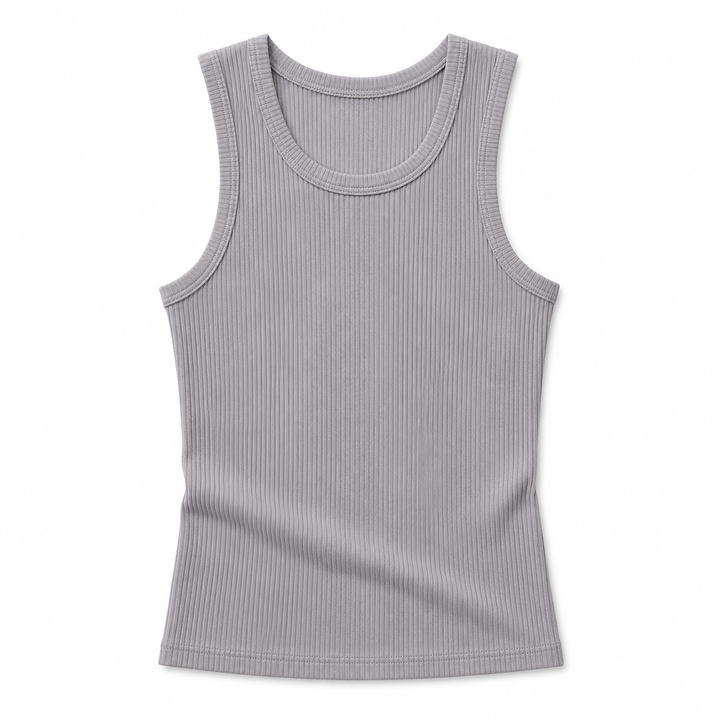 Herre muscle fit tanktop i hvit. Figurnær ermeløs treningstopp, ideell for sommer, gymtøy og fritid. Stilren.