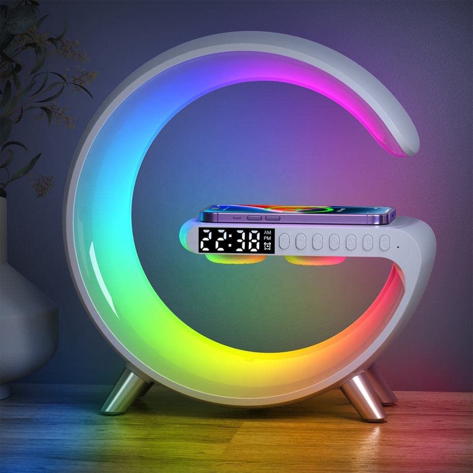 Smart bordlampe med Bluetooth høyttaler, trådløs lading og LED-belysning for et moderne smart hjem.
