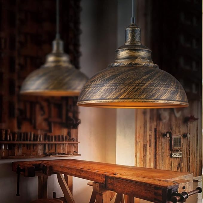 Vintage industriell pendellampe i metall. Ideell for retro interiør i stue, soverom eller kjøkken. Stilfull belysning.