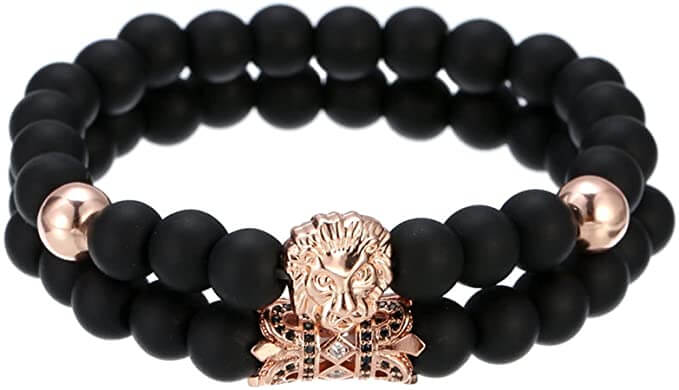 Detaljbilde av et løvearmbånd i sølv med sorte perler, et trendy unisex smykke for selvsikre.