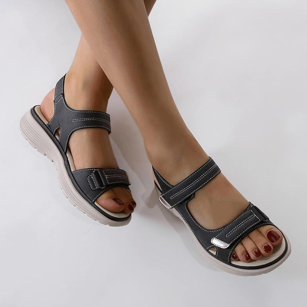 Moderne damesandaler, perfekte som sommersko, med fleksible justerbare stropper og sklisikker design.