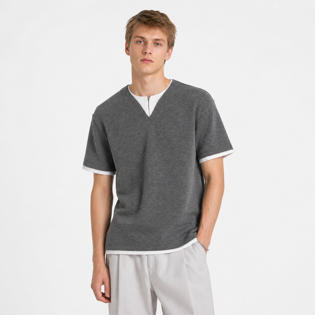 Mørk grå herre t-skjorte med moderne 2-i-1 design og halv knappestolpe, perfekt for casual sommerlook.