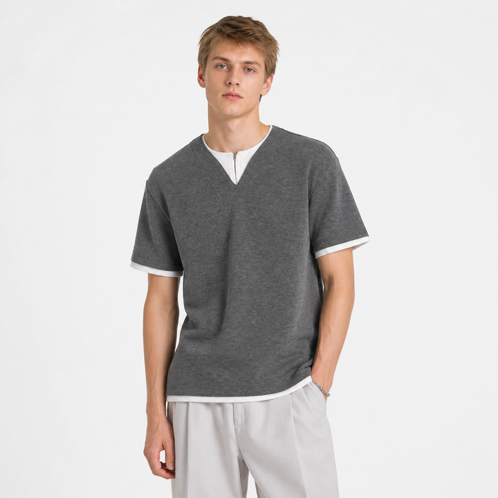Mørk grå herre t-skjorte med moderne 2-i-1 design og halv knappestolpe, perfekt for casual sommerlook.