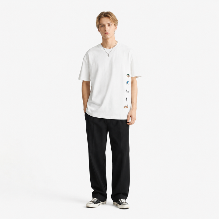 Retro herre t-skjorte med brodert mønster og løs passform. Ideell for avslappet stil og streetwear om sommeren.