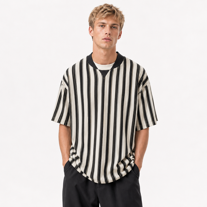 Herre t-skjorte med sporty baseballkrage og klassiske striper. Perfekt for casual sommerdager og fritid.