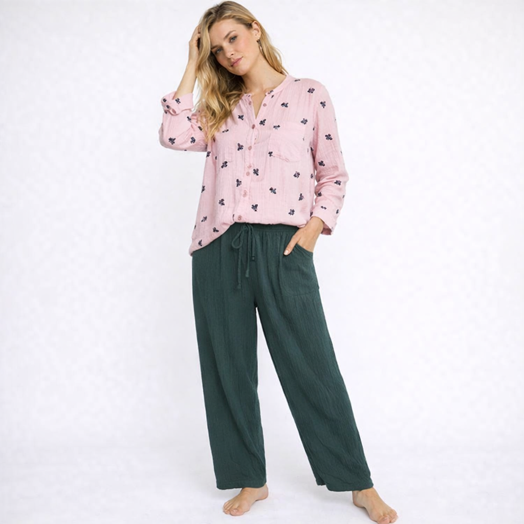 Komfortabelt to-delt pysjsett for kvinner i japansk stil. Myk bomullskrepp med unikt kaktusmotiv, perfekt loungewear.
