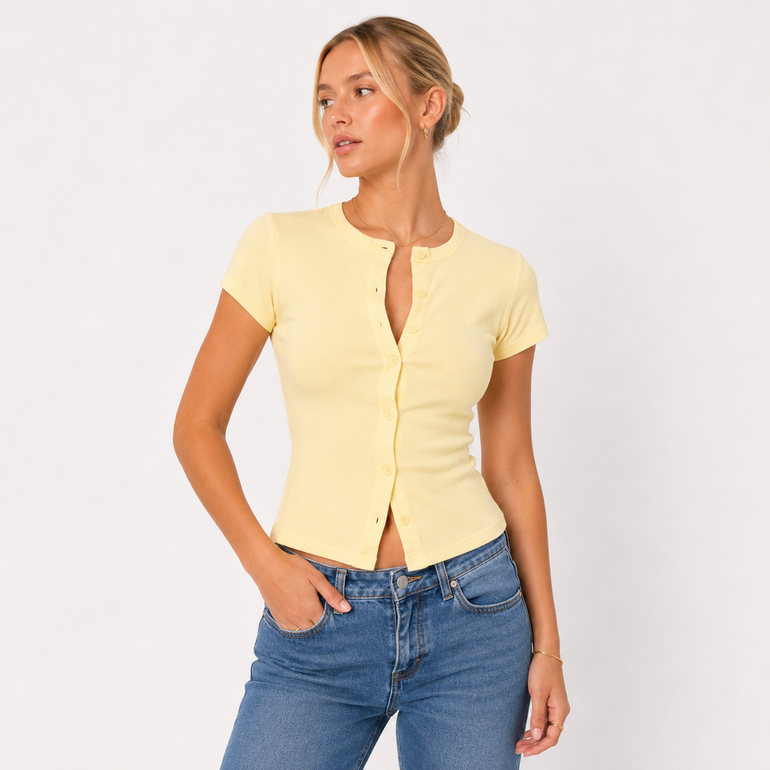 Basisplagg: Feminin dame t-skjorte med kortermede armer og rund hals. Slim fit for en moderne hverdagslook.