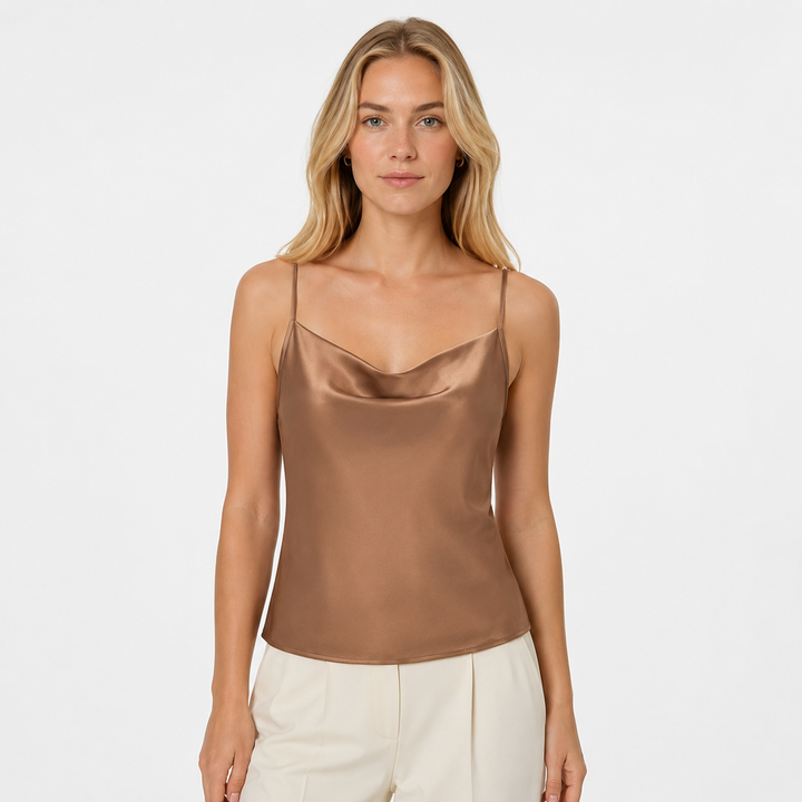 Elegant dame camitopp med tynne stropper, perfekt for sommeren og glansfulle kveldsantrekk.