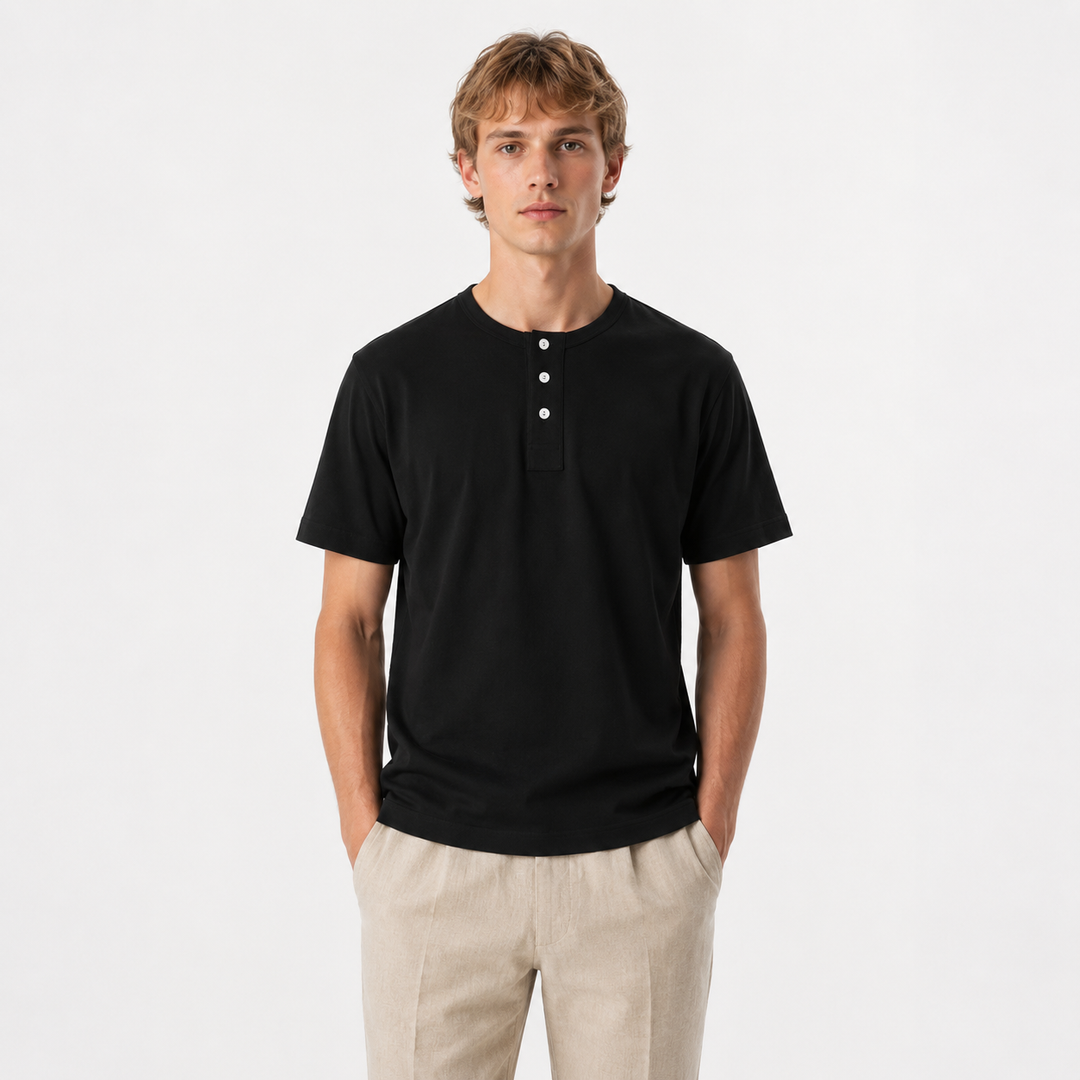 Tidløs retro Henley t-skjorte for menn. Vasket bomull, vintage look. En stilfull og casual sommerskjorte.