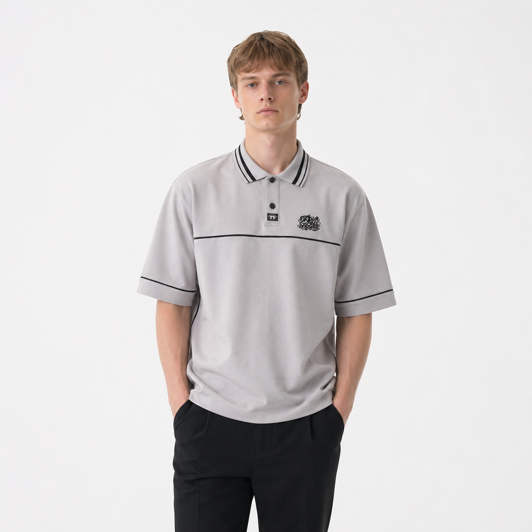 Løs passform herre polo t-skjorte, brodert for streetwear look. Perfekt sommerskjorte for casual, urban stil.