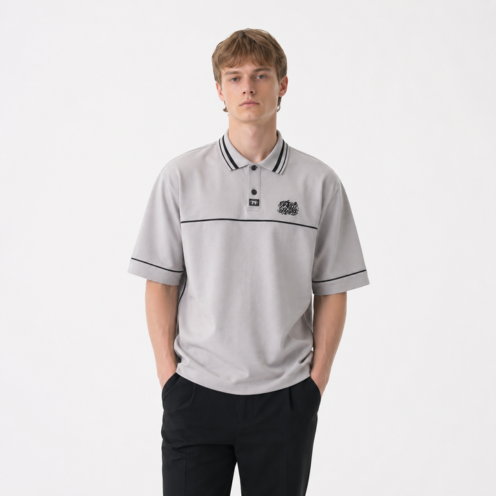 Løs passform herre polo t-skjorte, brodert for streetwear look. Perfekt sommerskjorte for casual, urban stil.