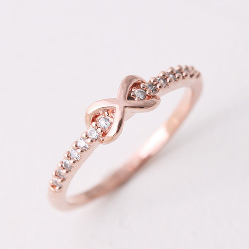 Damehånd med elegant sølv infinityring, meningsfull gave til datter.