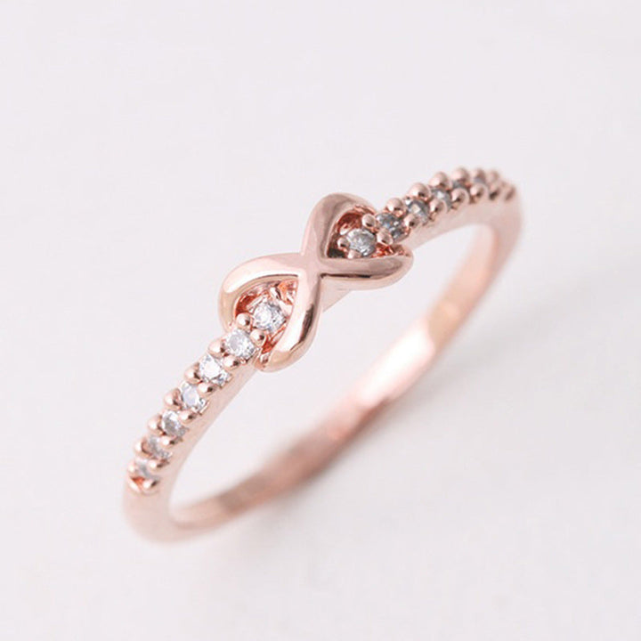 Damehånd med elegant sølv infinityring, meningsfull gave til datter.