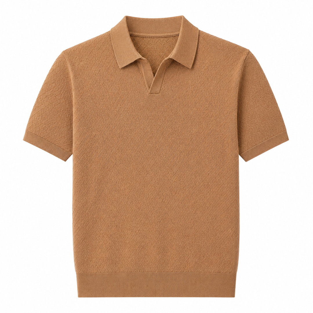 Herre iført elegant grå strikket poloskjorte, perfekt for business casual eller fritidsbruk. Komfortabel passform.