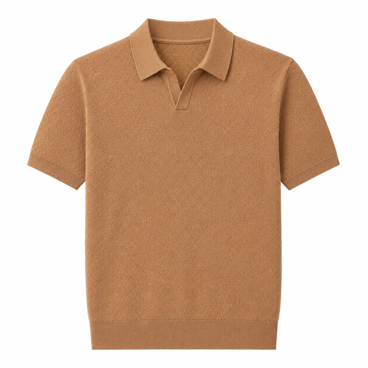 Herre iført elegant grå strikket poloskjorte, perfekt for business casual eller fritidsbruk. Komfortabel passform.