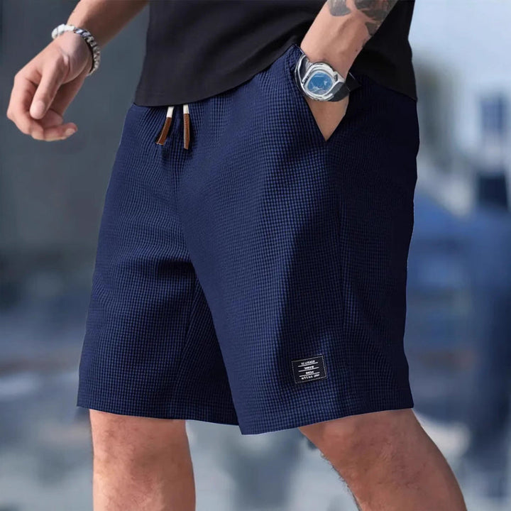 Sorte fritidsshorts for menn, designet for bevegelsesfrihet. Perfekt sommershorts med lommer.