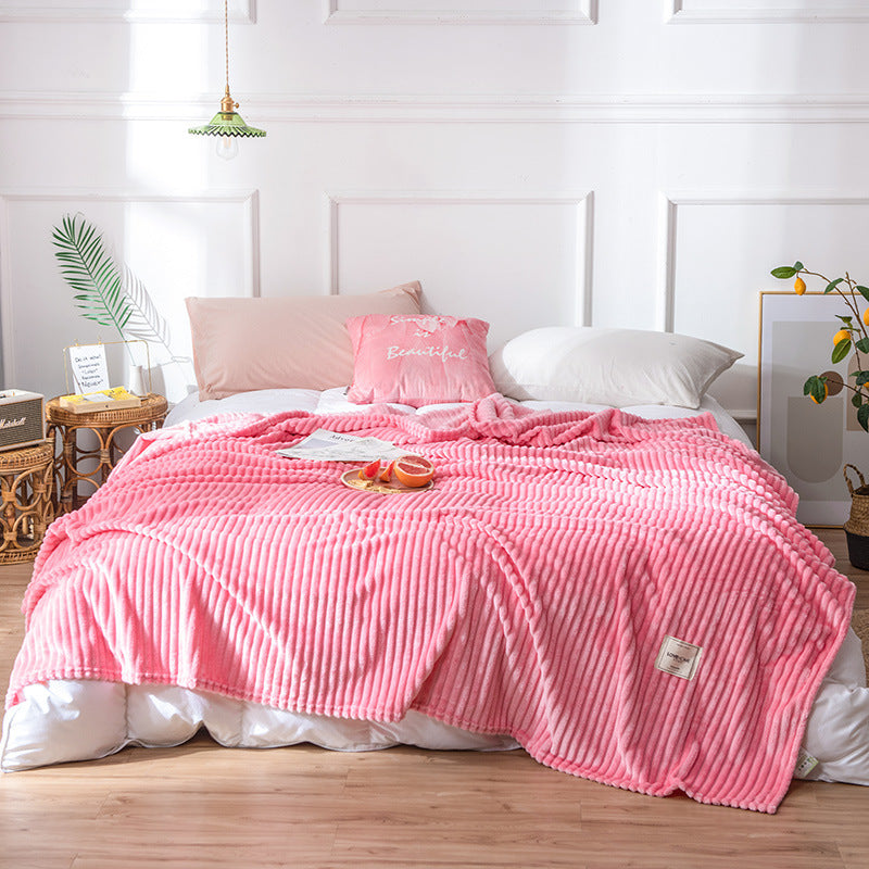 Pledd av polyester korallfleece med striper, mykt flanellteppe for ultimat hjemmekomfort.