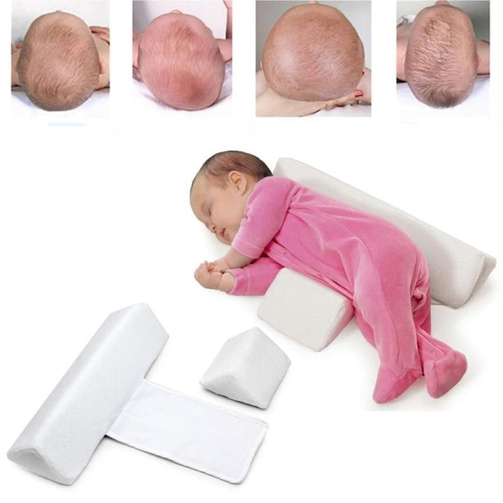 Detaljbilde av myk fløyelstrekk på baby antirullepute. Komfortabel kilepute i minneskum for spedbarn.