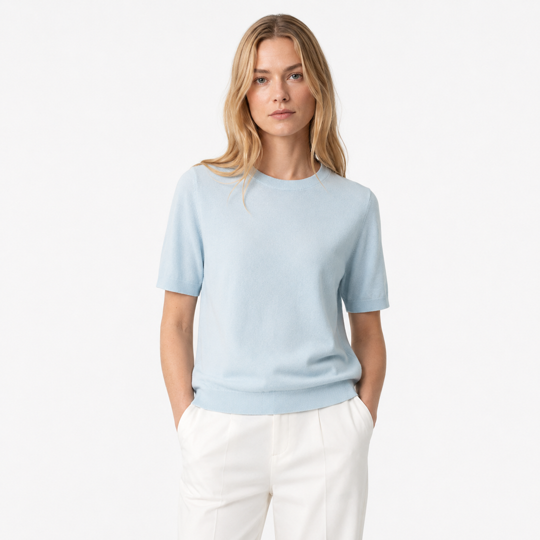 Elegant blå strikket topp for dame. Kortermet sommerstil, perfekt for hverdag og mote.