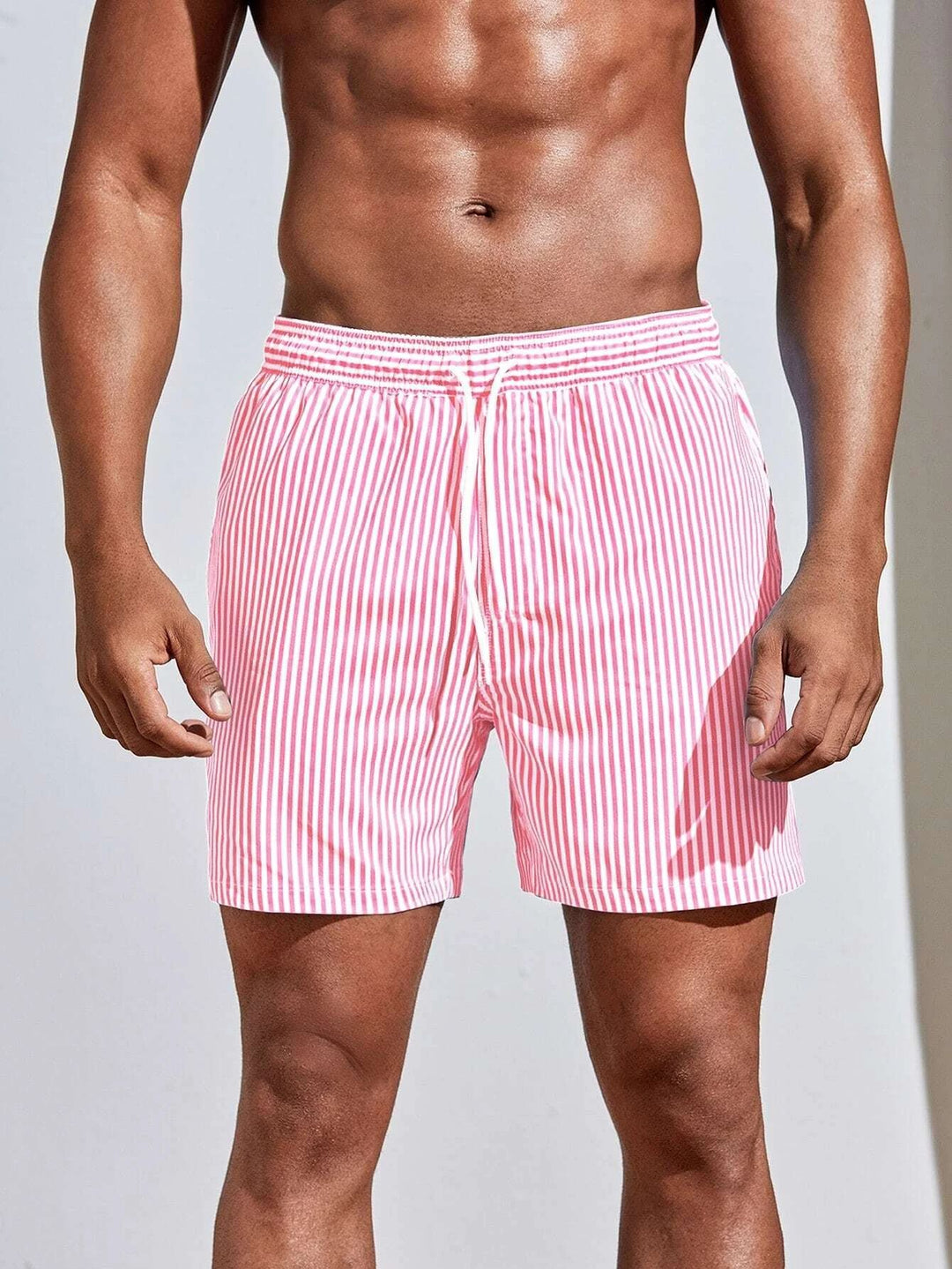 Menns behagelige sommershorts i lett stoff for fritid og hverdag, perfekt for varme dager.