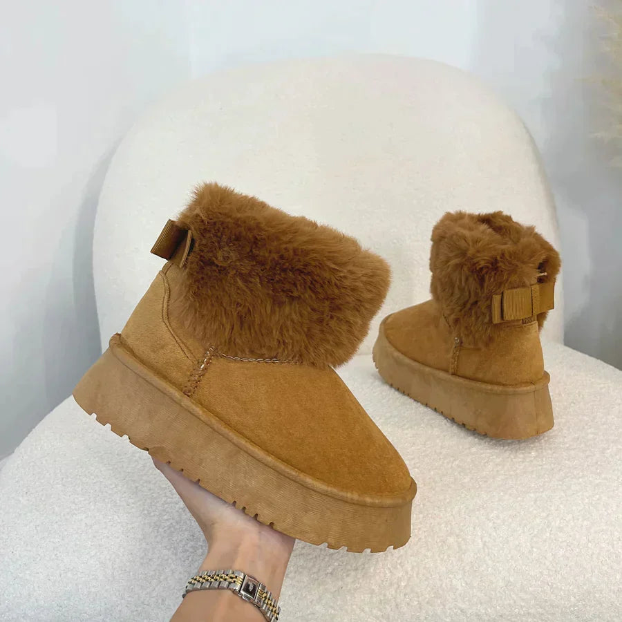 Dame med stilige fluffy vinterstøvler, kombinerer komfort og mote. Varme og praktiske sko.