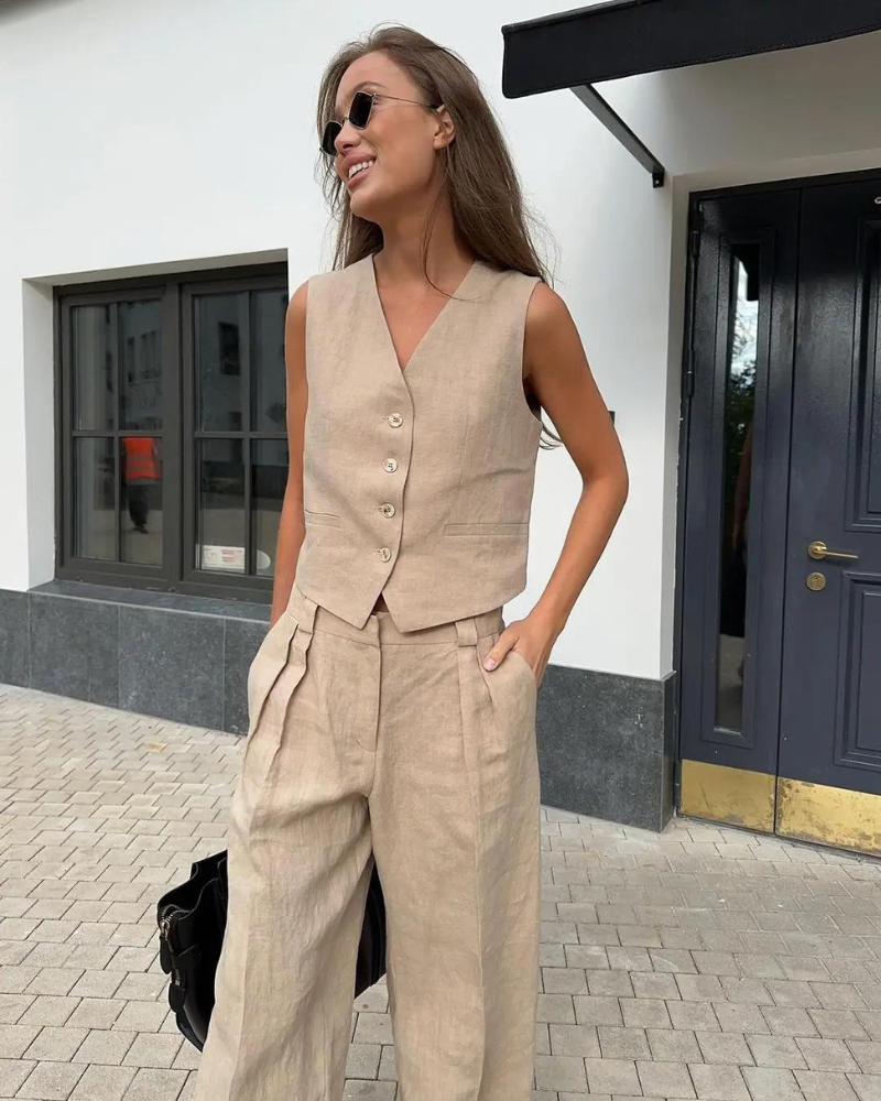 Svart todelt vest- og buksesett for kvinner. Elegant og komfortabelt for kontor og fritid, klassisk stil.