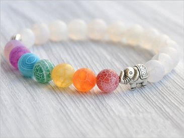 Vakkert 7 Chakra og elefant energi armbånd, en perfekt gave for kvinner som søker balanse og velvære.