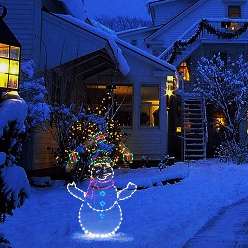 Stor utendørs juledekorasjon til hage: animert snøballkamp med lys, skaper festlig julestemning.